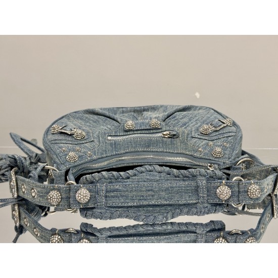 Balenciaga More ←