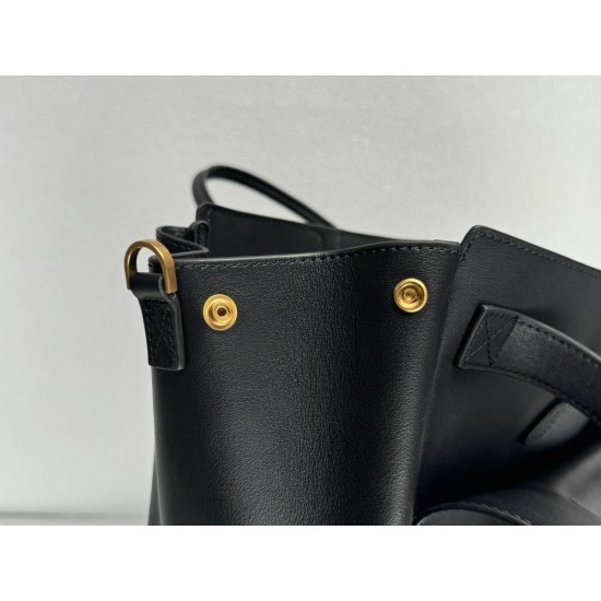 Balenciaga More ←