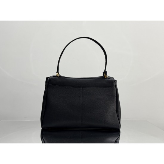 Balenciaga More ←