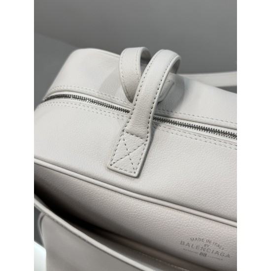 Balenciaga More ←
