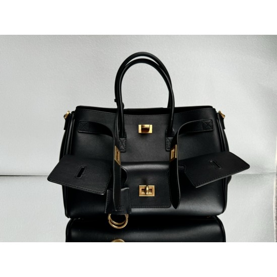 Balenciaga More ←