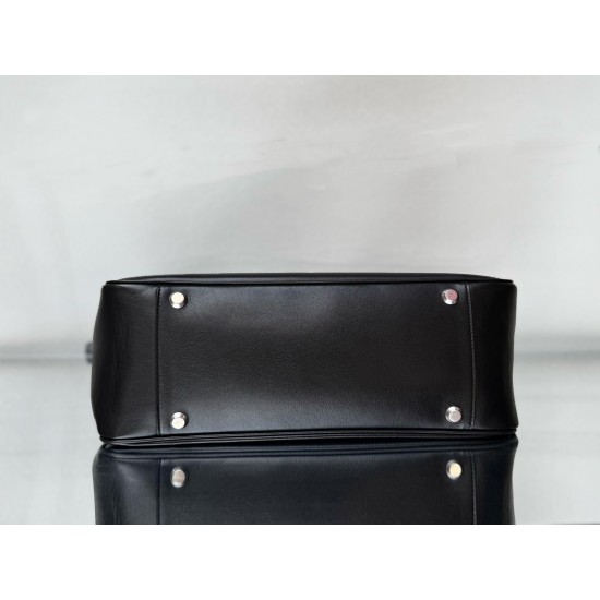 Balenciaga More ←