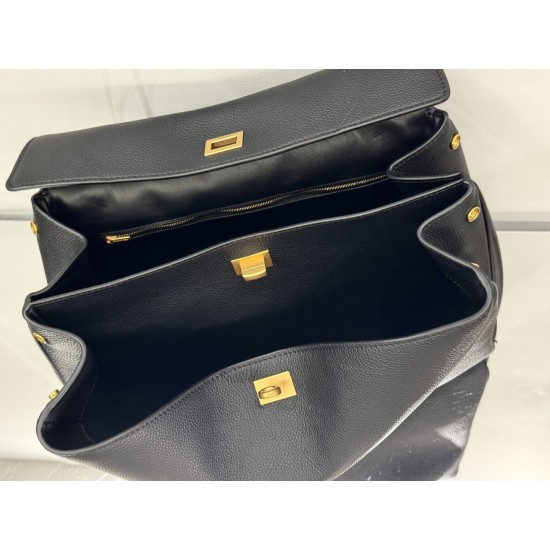 Balenciaga More ←