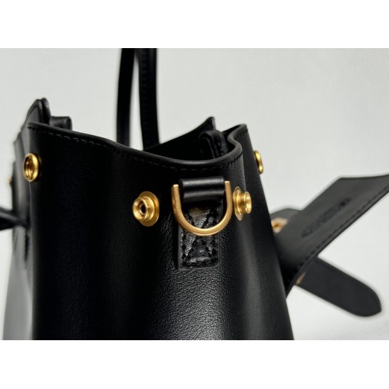 Balenciaga More ←
