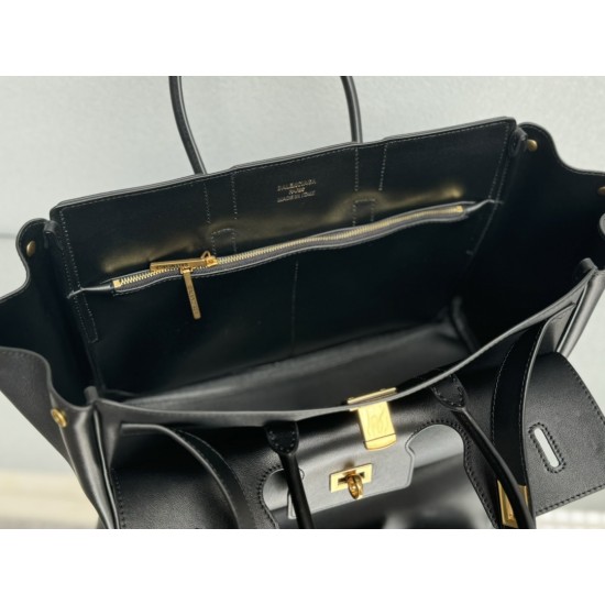 Balenciaga More ←