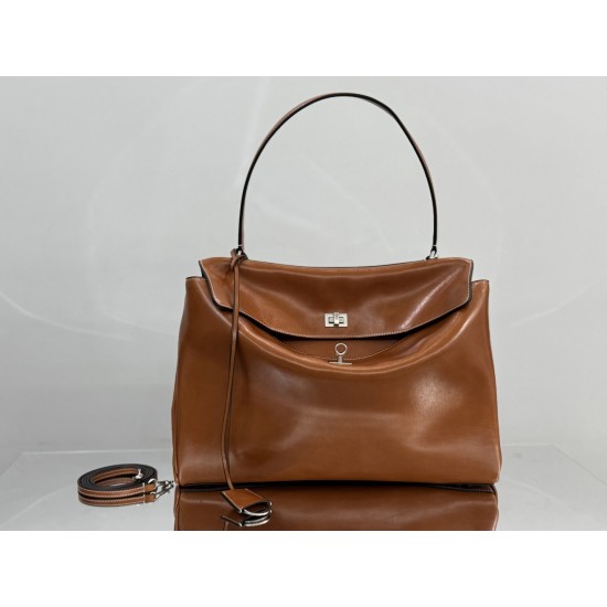 Balenciaga More ←