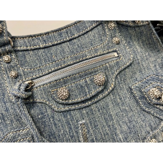 Balenciaga More ←