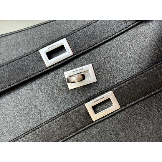 Balenciaga More ←
