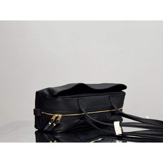 Balenciaga More ←