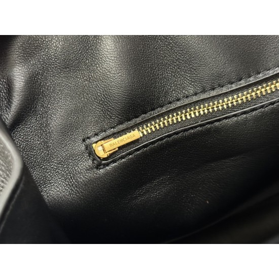 Balenciaga More ←