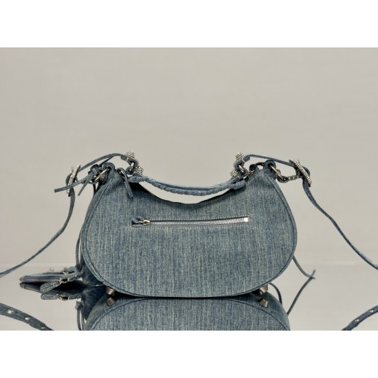 Balenciaga More ←