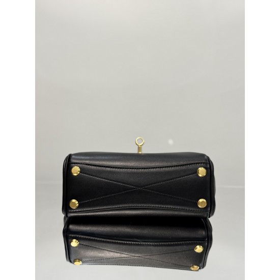 Balenciaga More ←