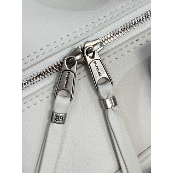 Balenciaga More ←