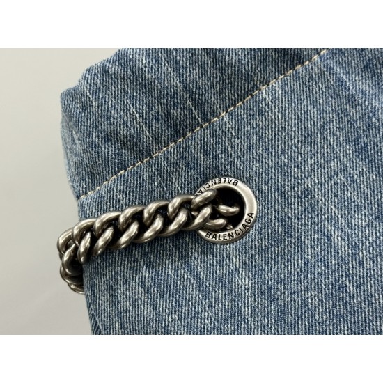 Balenciaga More ←