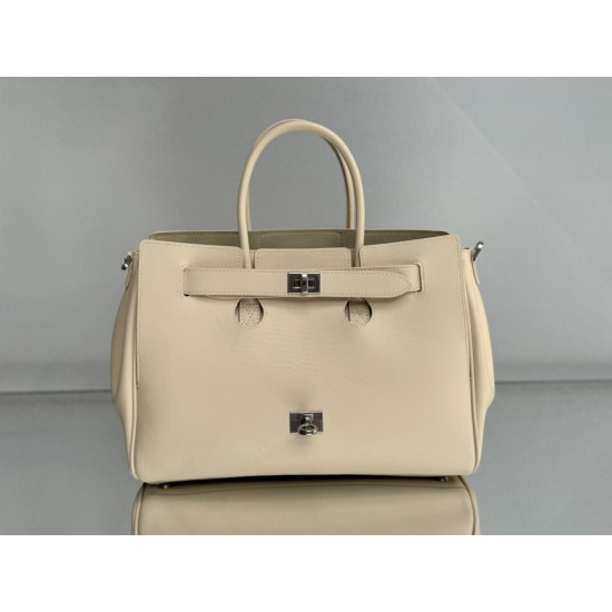 Balenciaga More ←