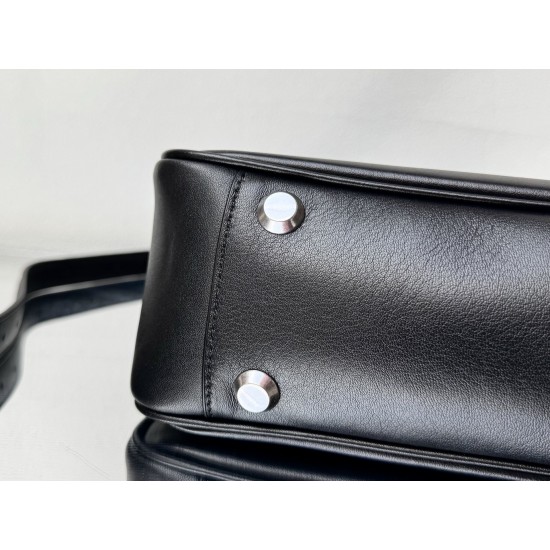 Balenciaga More ←