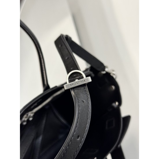 Balenciaga More ←
