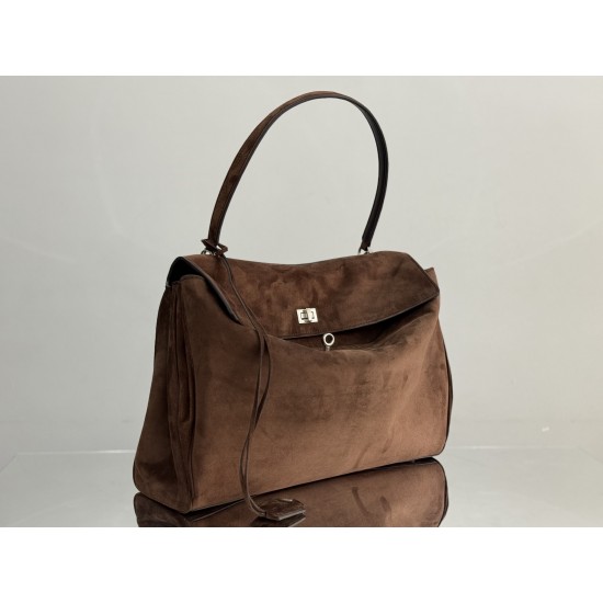 Balenciaga More ←