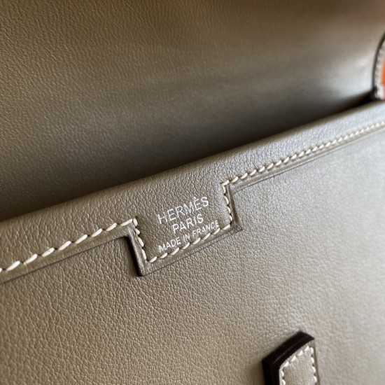 HERMÈS Clutchs