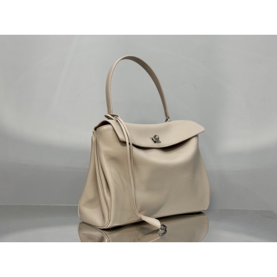Balenciaga More ←