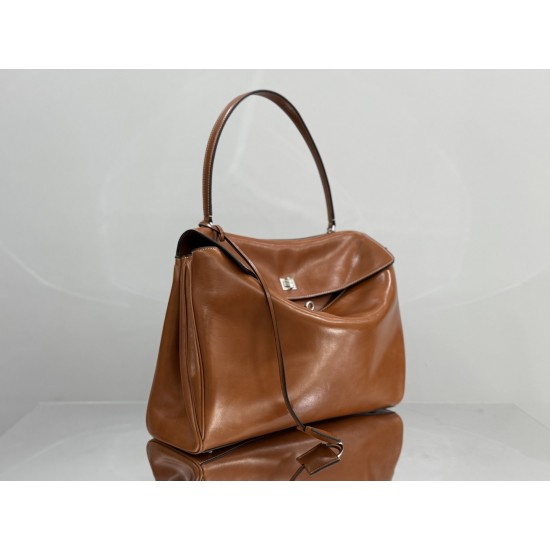 Balenciaga More ←
