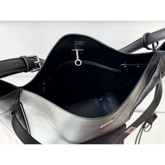 Balenciaga More ←