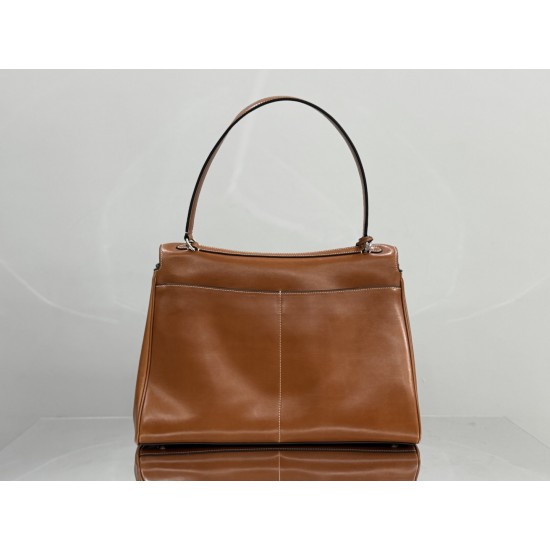 Balenciaga More ←