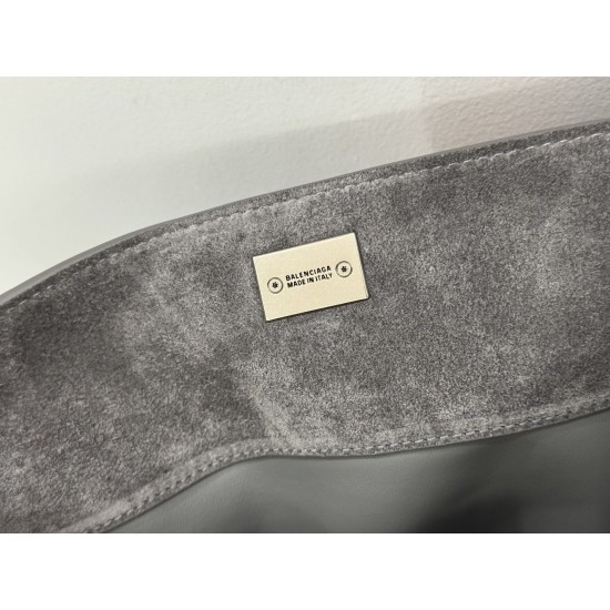 Balenciaga More ←
