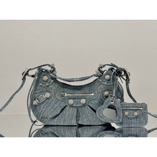 Balenciaga More ←