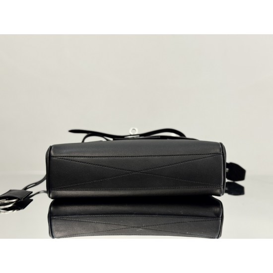 Balenciaga More ←