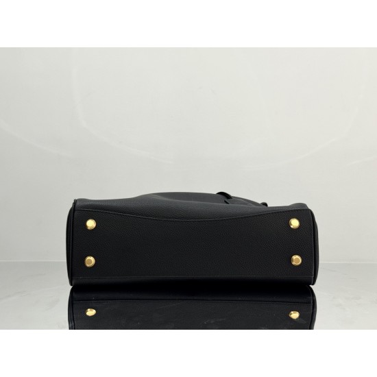 Balenciaga More ←