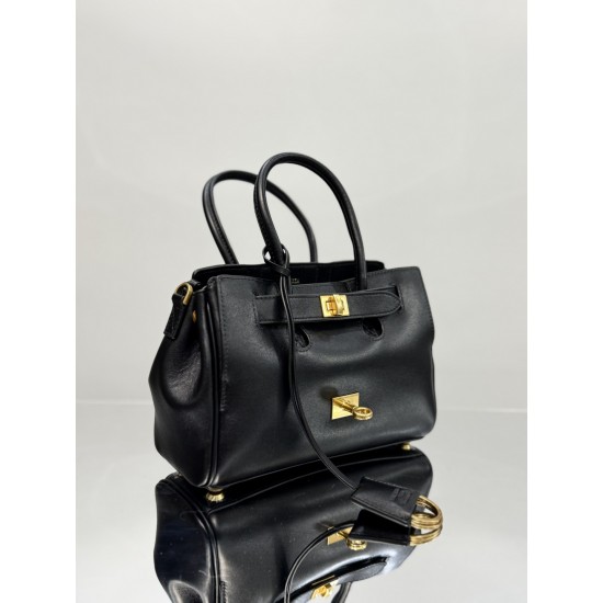Balenciaga More ←