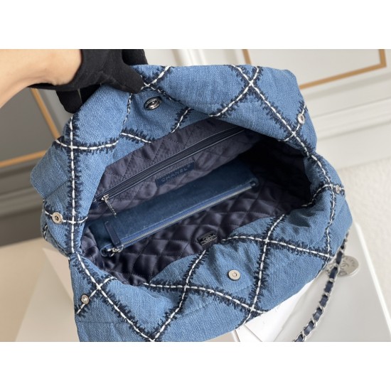 CHANEL 22 Bag
